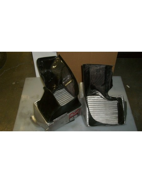 Audi A6 2,7T B5 Evolution Racewerks dubbla sido intercoolers på original plats med kolfiberstyrning