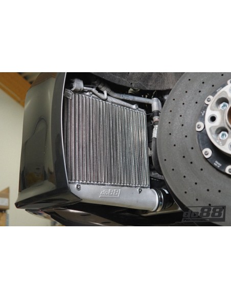 Audi RS6 4,0TFSi V8 C8 DO88 Intercooler MERA kit med svarta slangar och kolfiber luftstyrning