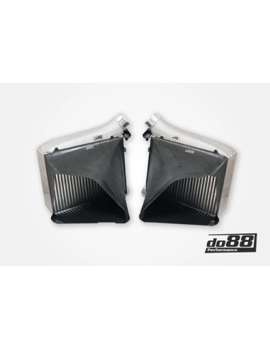 Audi RS6 4,0TFSi V8 C8 DO88 Intercooler MERA kit med svarta slangar och kolfiber luftstyrning