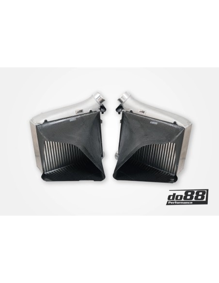 Audi RS6 4,0TFSi V8 C8 DO88 Intercooler MERA kit med svarta slangar och kolfiber luftstyrning